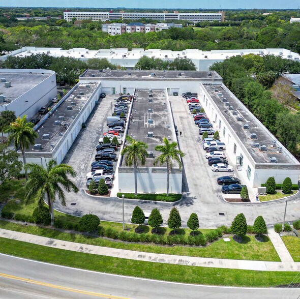 6453 W Rogers Cir, Boca Raton, FL à louer - Photo du bâtiment - Image 2 de 9