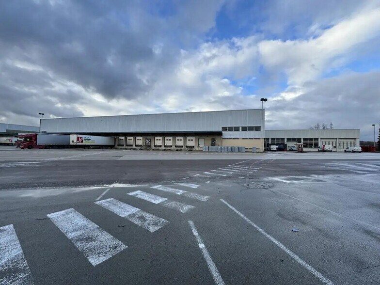 Industrial in Besançon for lease - Building Photo - Image 3 of 20