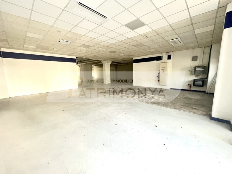 Flex in Marseille for lease - Interior Photo - Image 2 of 7