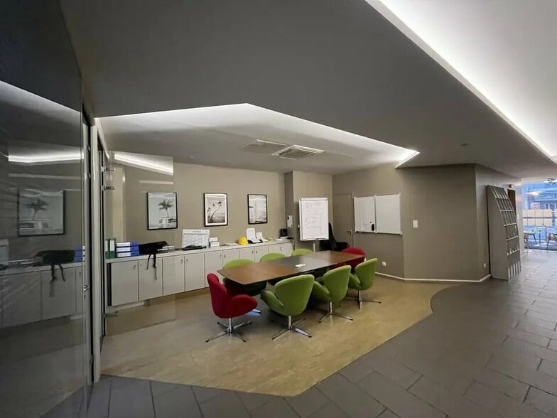 Retail in Lyon for lease - Interior Photo - Image 3 of 7