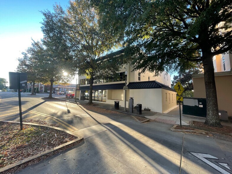 235 E Ponce de Leon Ave, Decatur, GA à louer - Photo du bâtiment - Image 2 de 7