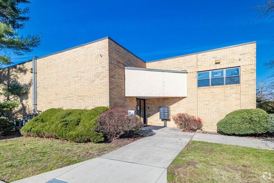 60-64 Oak Dr, Syosset, NY for lease - Building Photo - Image 2 of 6