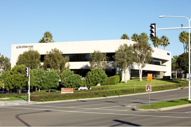 1100 Newport Center Dr, Newport Beach, CA à louer - Photo du bâtiment - Image 3 de 12