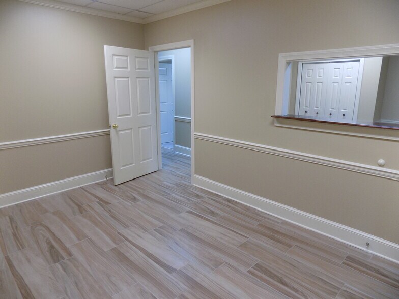 200 Market Pl, Roswell, GA à vendre - Photo du bâtiment - Image 3 de 8