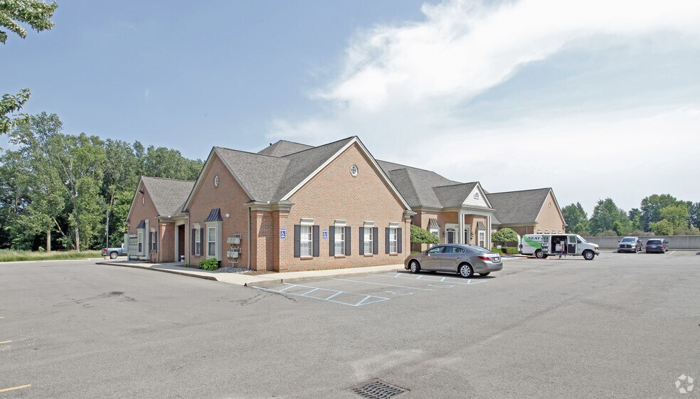46600 Romeo Plank Rd, Macomb, MI à louer - Photo du bâtiment - Image 2 de 5