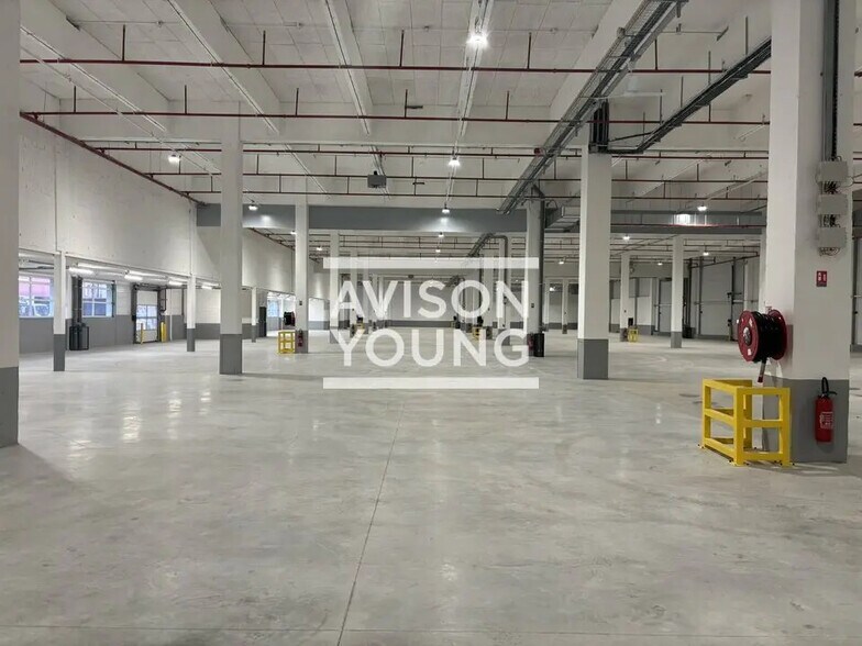 Flex in Gennevilliers for lease - Interior Photo - Image 1 of 12