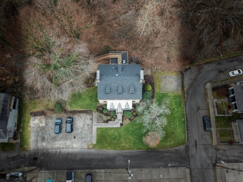 602 Poplar Way, Carnegie, PA for sale - Primary Photo - Image 1 of 35