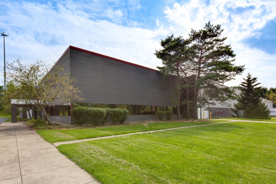 9300 Dutton Dr, Twinsburg, OH à louer - Photo du bâtiment - Image 2 de 9