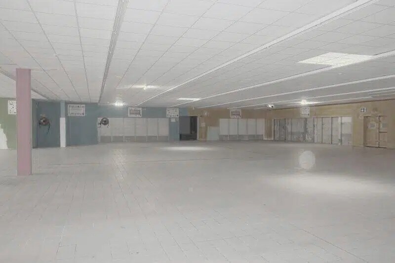 Retail in LA NEUVILLETTE for lease - Interior Photo - Image 3 of 8