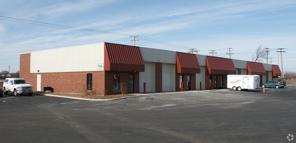 766 Industrial Dr, Cary, IL for lease - Building Photo - Image 3 of 5