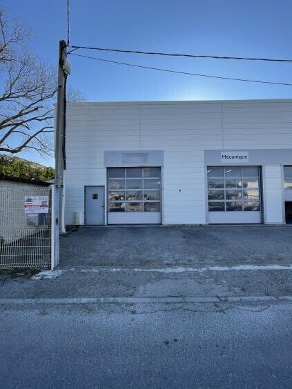 Flex in L Isle Sur La Sorgue for lease Building Photo- Image 1 of 3