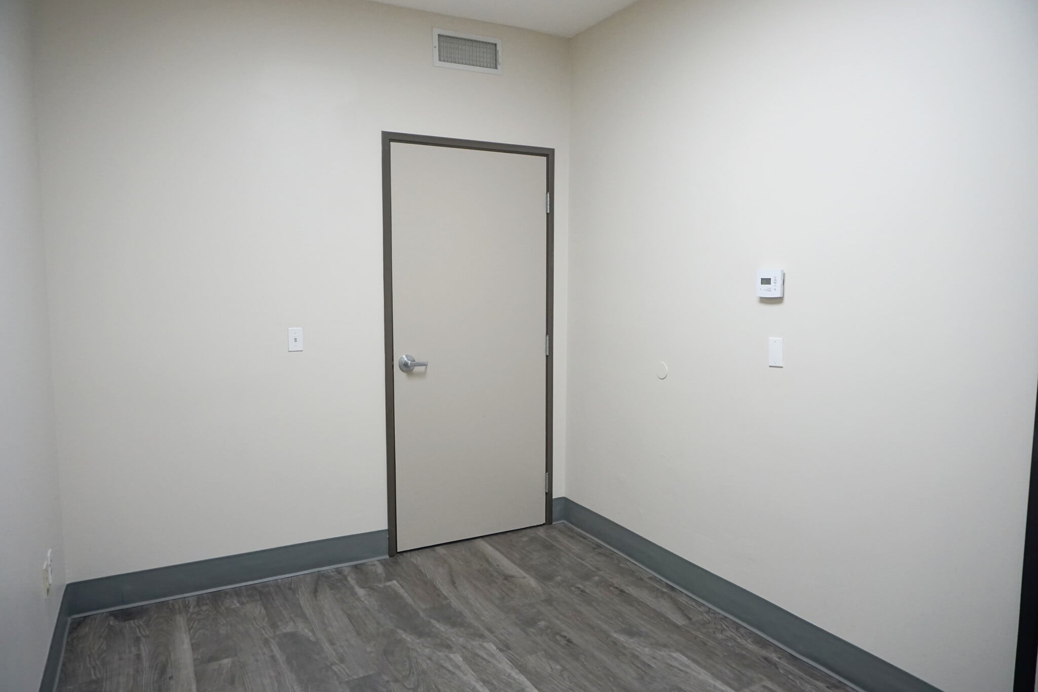 639 S Glenwood Pl, Burbank, CA for lease Interior Photo- Image 1 of 8
