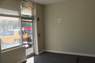 415 E State St, Geneva, IL à louer Photo intérieure- Image 2 de 9