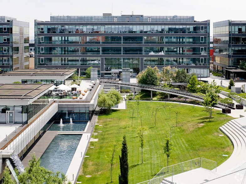 Calle de Campezo, 1, Madrid, Madrid à louer - Photo du bâtiment - Image 3 de 14