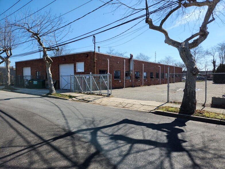 1385 Akron St, Copiague, NY à vendre - Photo du bâtiment - Image 2 de 7