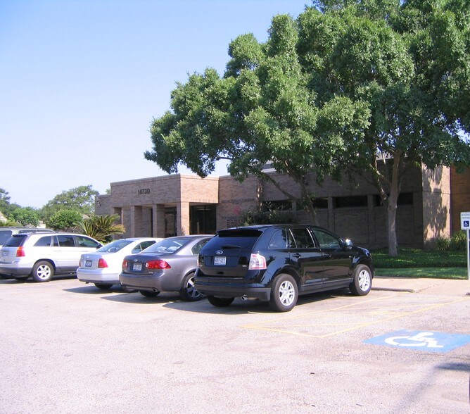 14740 Barryknoll Ln, Houston, TX à louer - Photo du bâtiment - Image 3 de 10