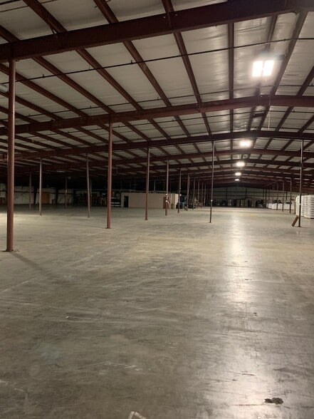 1930 N Jackson St, Athens, TN for lease - Interior Photo - Image 2 of 9