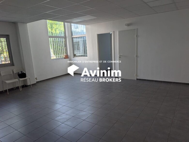 Industrial in Vitrolles for lease - Interior Photo - Image 2 of 4