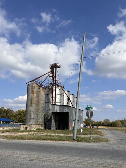 1500 Austin St, Seguin, TX à vendre - Photo du bâtiment - Image 3 de 4