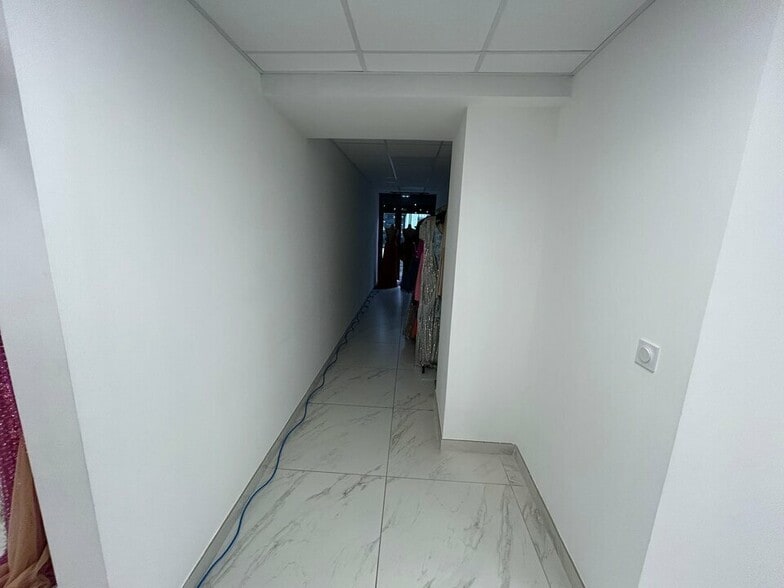 Retail in Avignon for lease - Interior Photo - Image 2 of 6