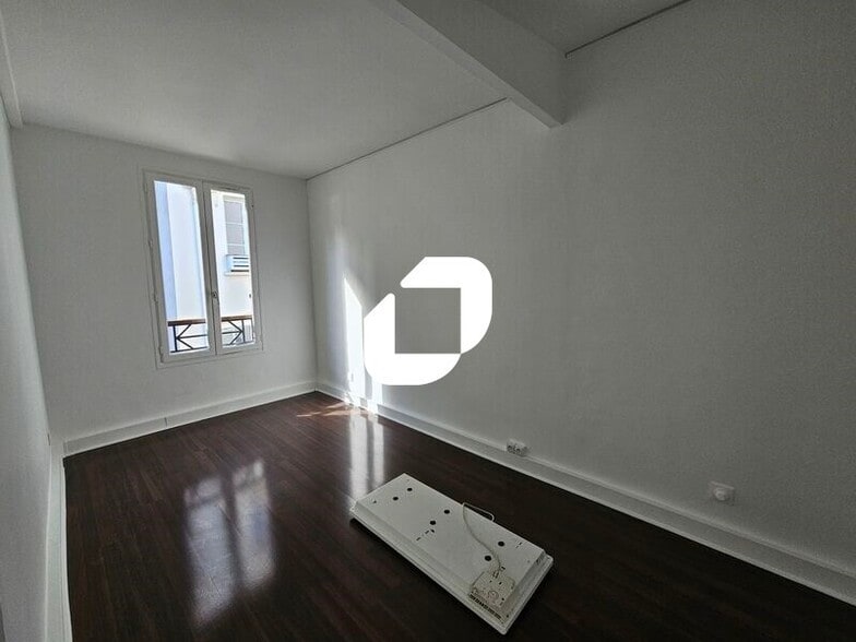 Office in Versailles for lease - Interior Photo - Image 2 of 9