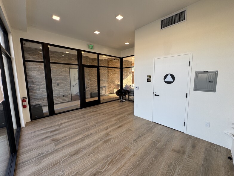 5748-5752 E 2nd St, Long Beach, CA à louer - Photo du bâtiment - Image 2 de 21