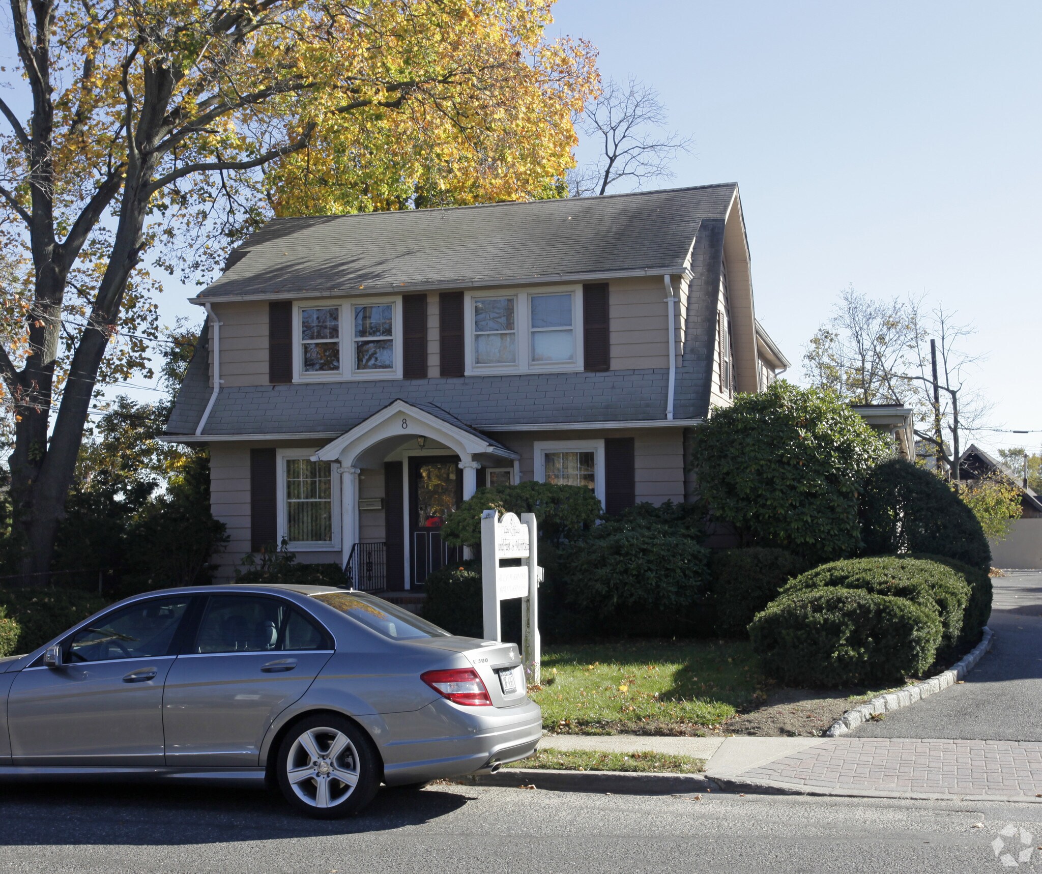 8 Manor Rd, Smithtown, NY à vendre Photo principale- Image 1 de 20