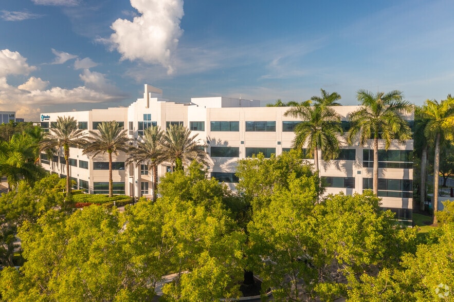 1551 Sawgrass Corporate Pky, Sunrise, FL for lease - Building Photo - Image 2 of 10