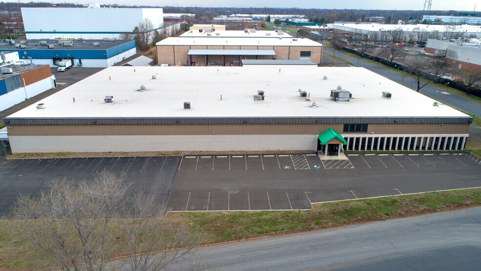 677 Dunksferry Rd, Bensalem, PA à louer - Photo du bâtiment - Image 2 de 2