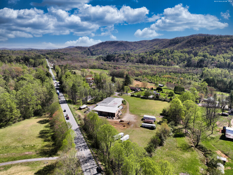 6497 Old Hendersonville Hwy, Pisgah Forest, NC à vendre - Photo du b timent - Image 3 de 4