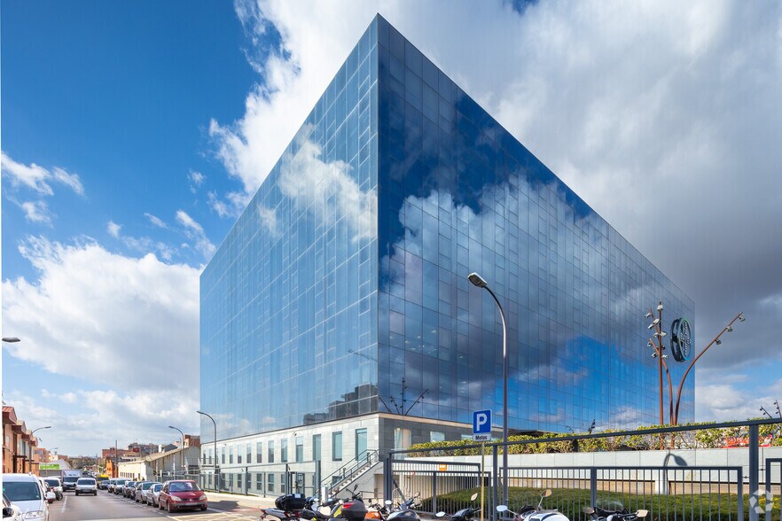 Avinguda Baix Llobregat, Sant Joan Despí, Barcelona à louer - Photo du bâtiment - Image 2 de 3