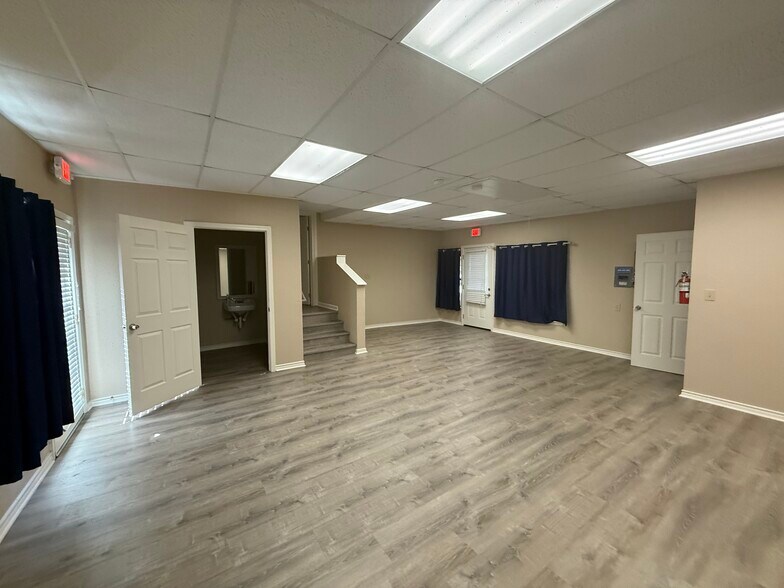 1117 E Court St, Seguin, TX à louer - Photo du bâtiment - Image 2 de 11