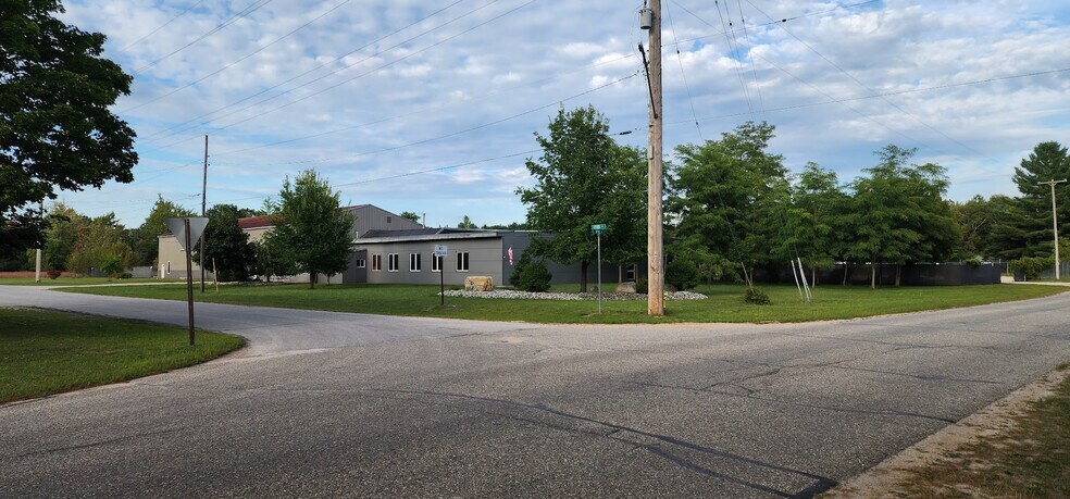 601 Hyde St, Kalkaska, MI à vendre - Photo du bâtiment - Image 1 de 39