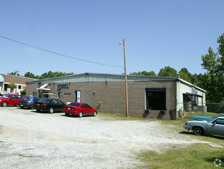 1200 Hickory Chapel Rd, High Point, NC à vendre - Photo du bâtiment - Image 2 de 6