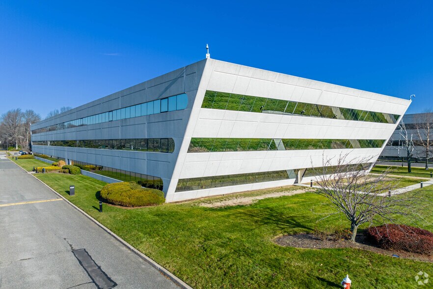 1 Jericho Plz, Jericho, NY à louer - Photo du bâtiment - Image 1 de 13