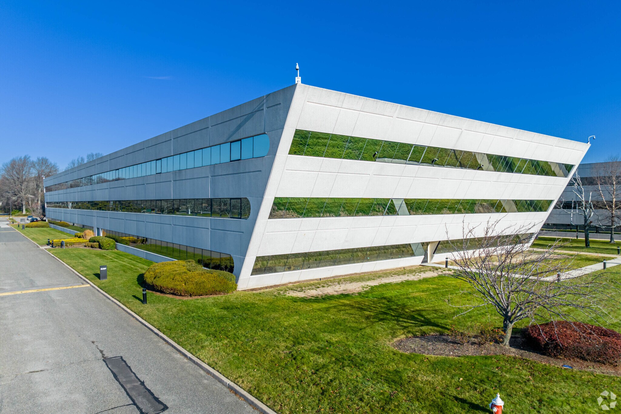 1 Jericho Plz, Jericho, NY à louer Photo du bâtiment- Image 1 de 14