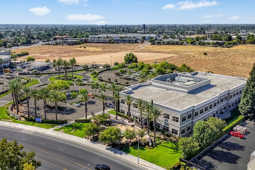 625 W Alluvial Ave, Fresno, CA à louer - Photo du bâtiment - Image 2 de 11