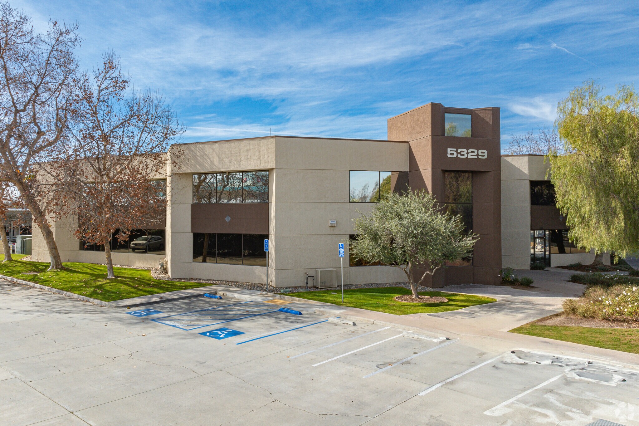 5329 Office Centre Ct, Bakersfield, CA à louer Photo du bâtiment- Image 1 de 16