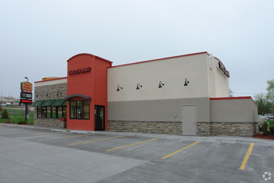 1314 Harlan Dr, Bellevue, NE à vendre - Photo du bâtiment - Image 2 de 2