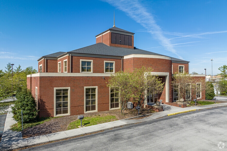 2060 Fort Henry Dr, Kingsport, TN for lease - Building Photo - Image 1 of 5