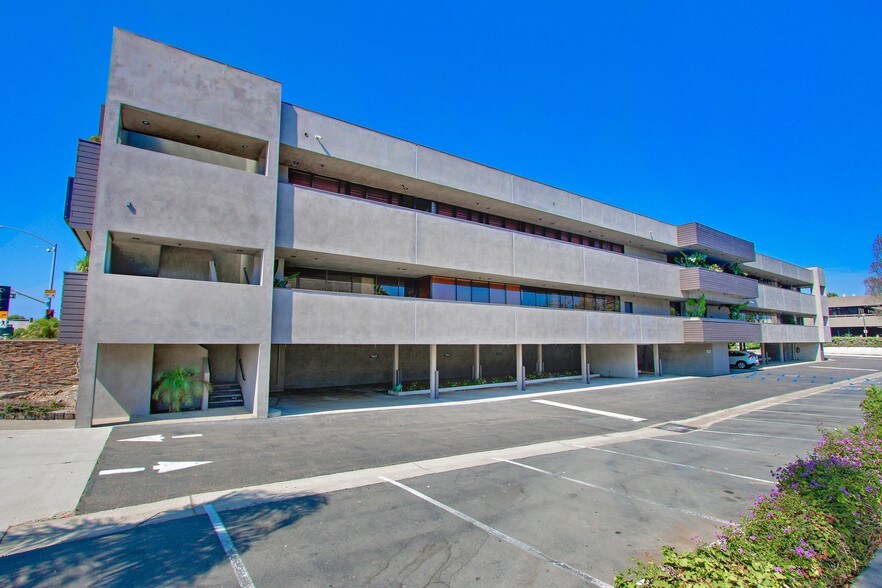 3701 Birch St, Newport Beach, CA à louer - Photo du bâtiment - Image 3 de 27