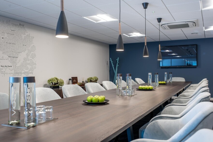 Basing View, Basingstoke for lease - Interior Photo - Image 3 of 9