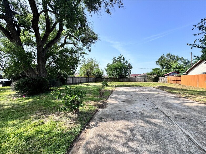 959 Greatwood Dr, Houston, TX for sale - Primary Photo - Image 1 of 2