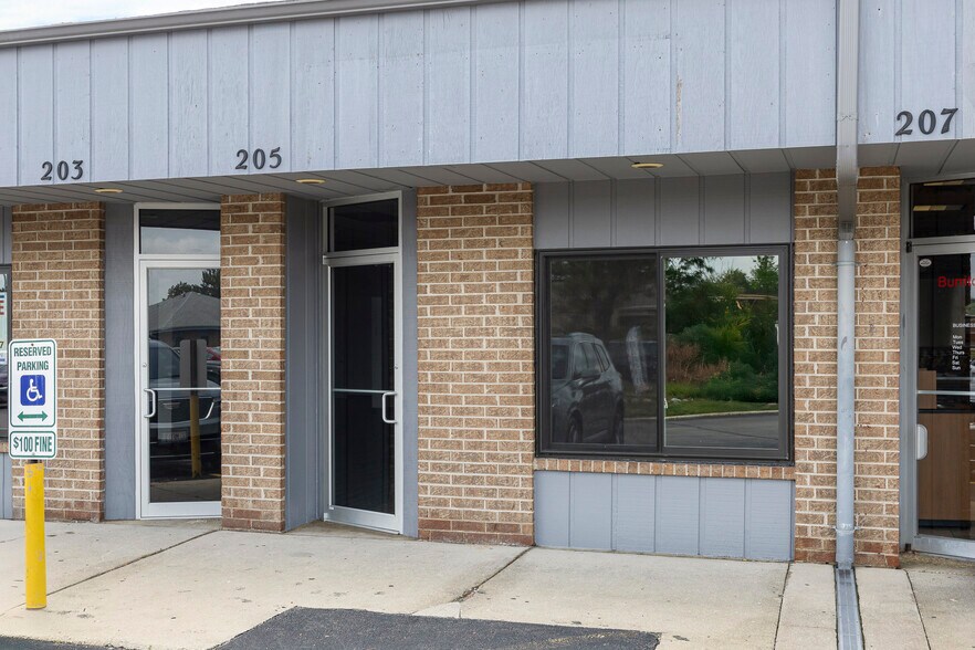 27W181-27W239 Geneva Rd, Winfield, IL à louer - Photo du bâtiment - Image 2 de 9