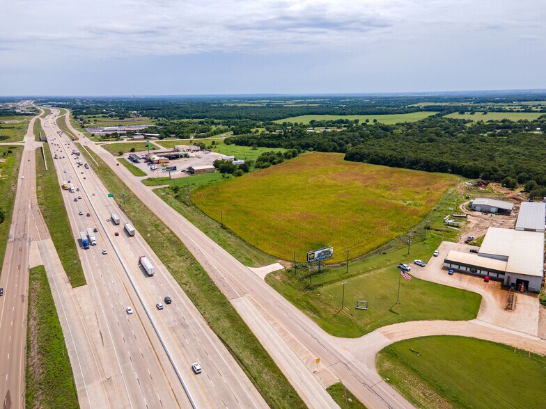 N Interstate 35, Ross, TX à vendre - Photo du bâtiment - Image 2 de 2