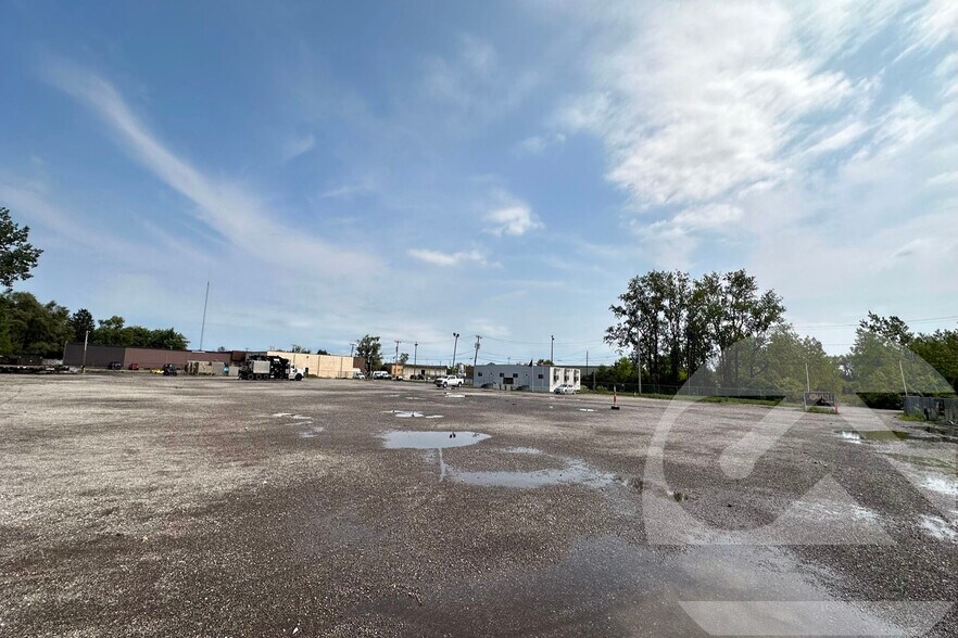 5105 Tractor Rd, Toledo, OH à louer - Photo du bâtiment - Image 2 de 3