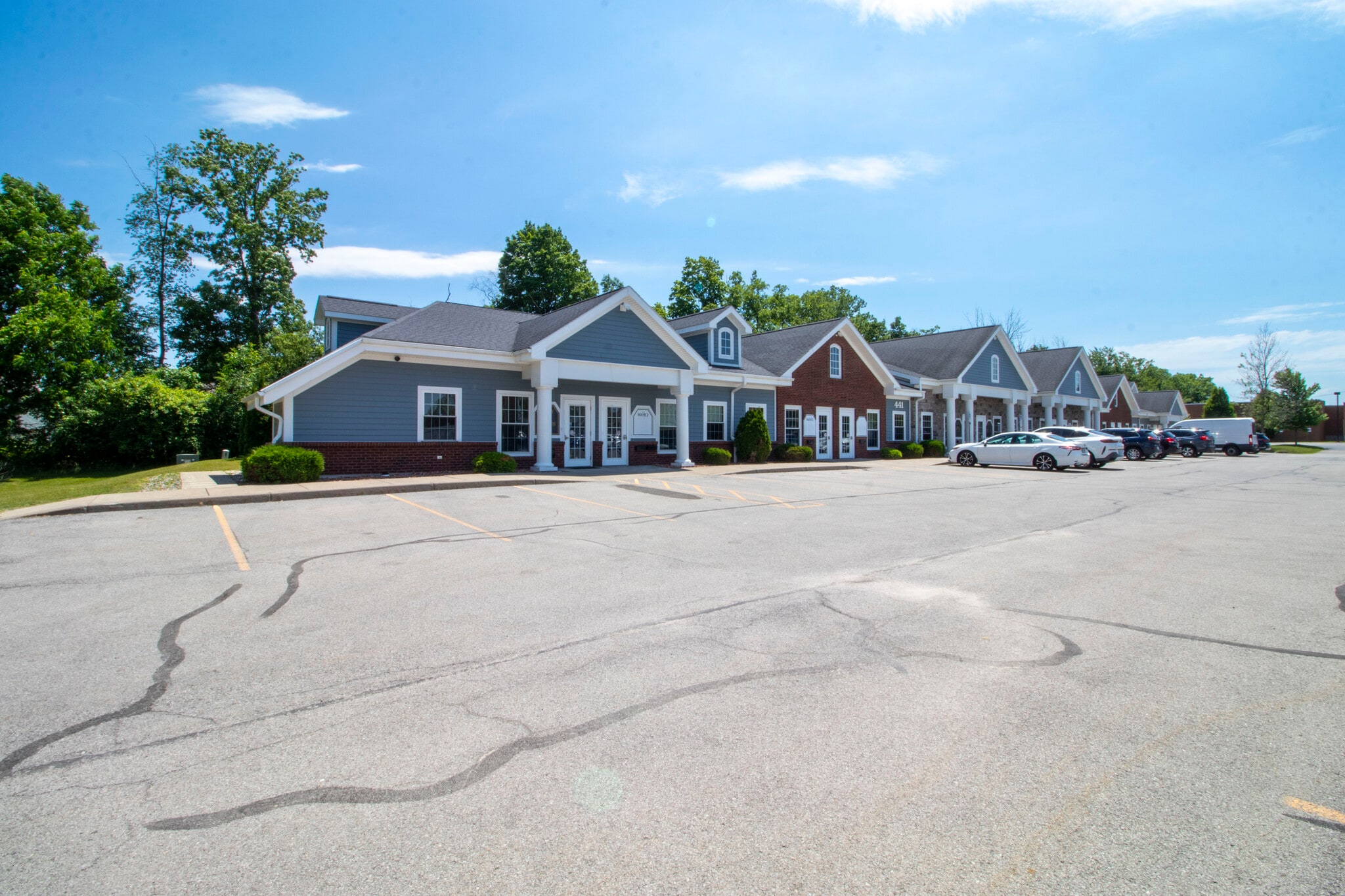 421-481 PENBROOKE Dr, Penfield, NY à louer Photo du bâtiment- Image 1 de 2