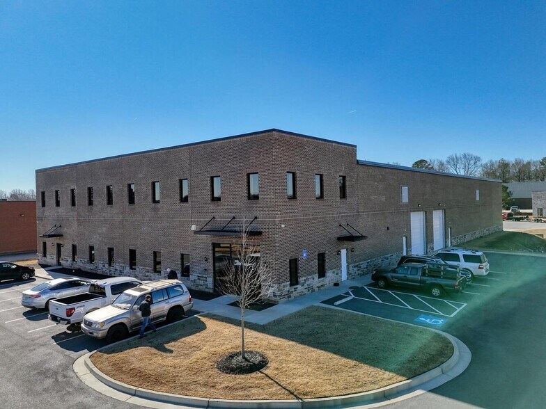 3663 Southland Dr, Flowery Branch, GA à vendre - Photo principale - Image 1 de 52