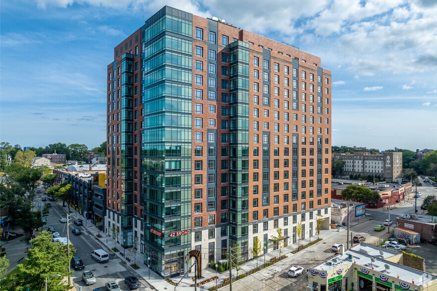 42 Broad St W, Mount Vernon, NY for lease - Building Photo - Image 2 of 5