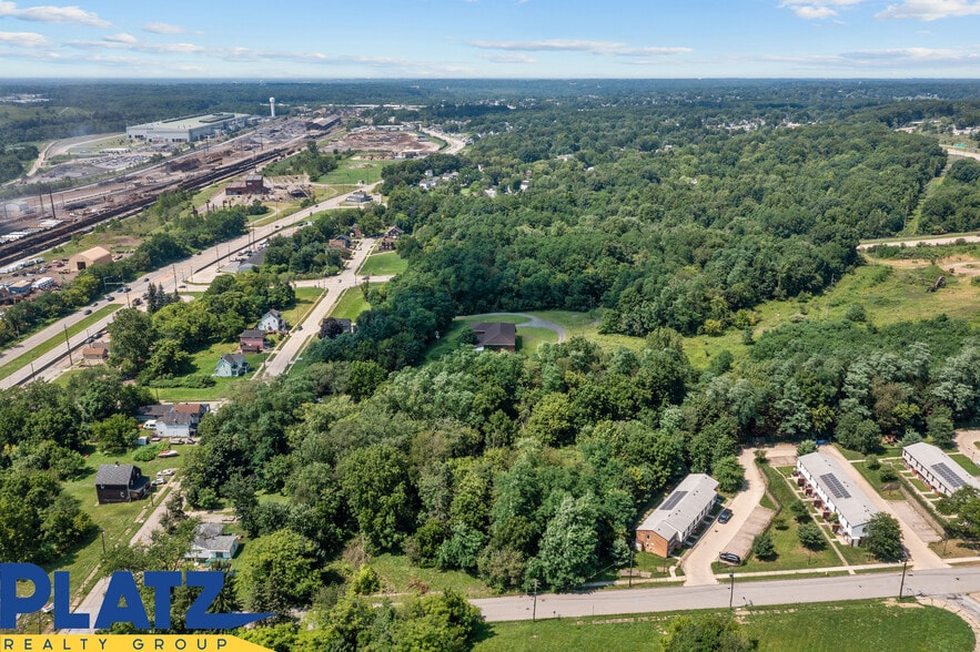 126 Davis Ln, Youngstown, OH for sale - Building Photo - Image 3 of 12